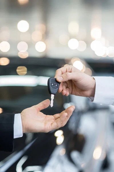 Man giving key to the car owner — Stock Photo, Image