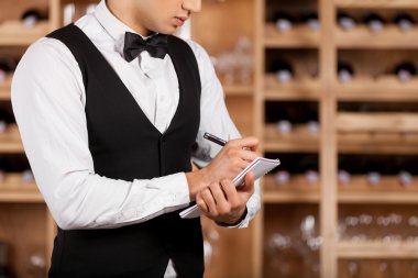 şarap listesi denetleniyor