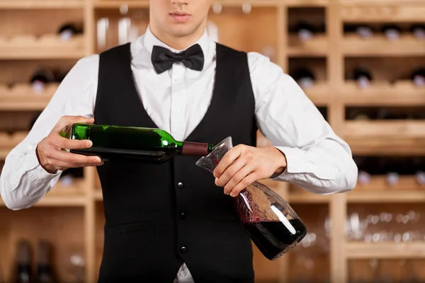 Versare il vino al decanter . — Foto Stock