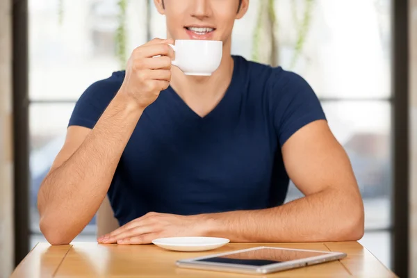 Beber café no restaurante . — Fotografia de Stock