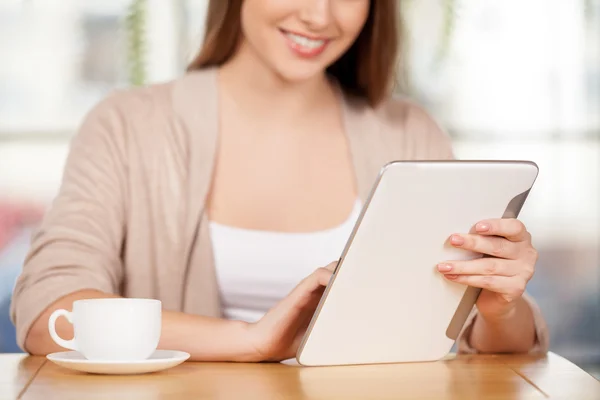 Mujer sentada en el restaurante y usando tableta digital — Foto de Stock