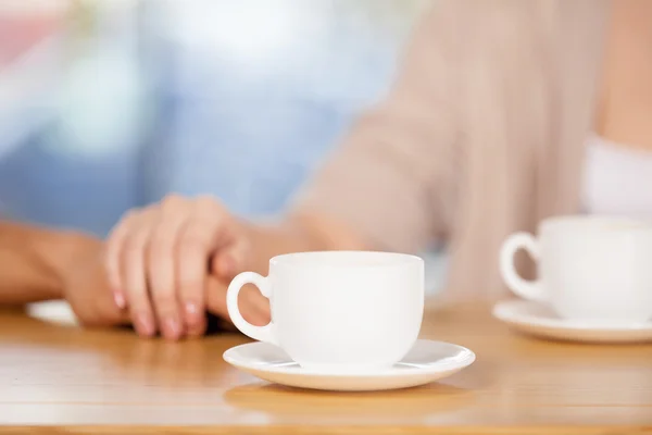 Paar hält Händchen. — Stockfoto