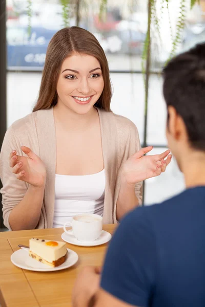 Älskande par på restaurang. — Stockfoto