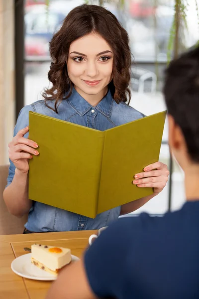 Couple at restaurant. — Stock Photo, Image