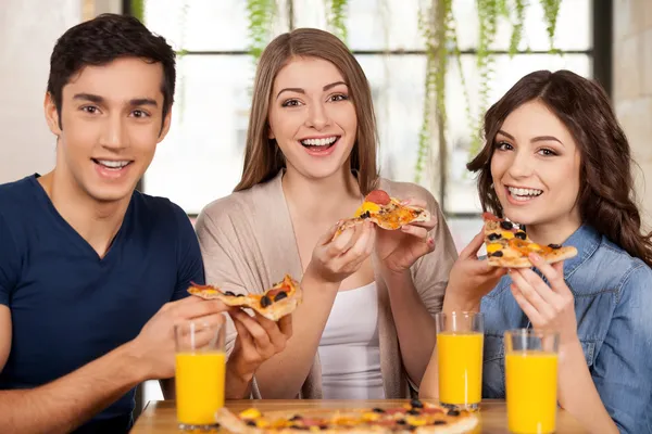 Vrienden die pizza eten. — Stockfoto