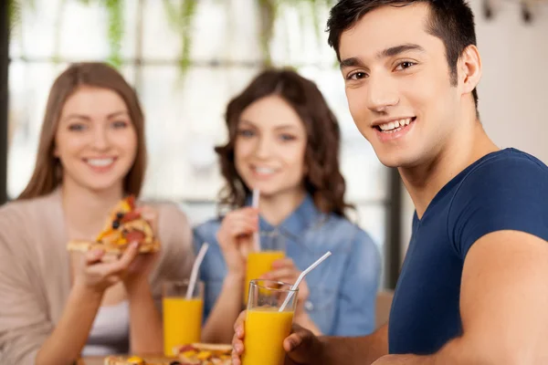 Friends eating pizza. — Stock Photo, Image