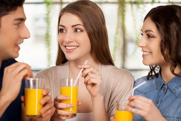 Vrije tijd doorbrengen met vrienden. — Stockfoto