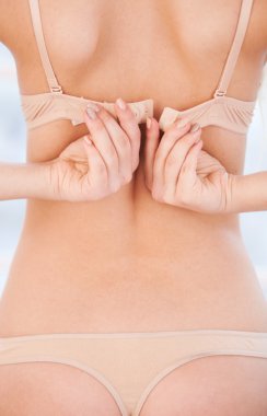 sütyen kadar soyunma.