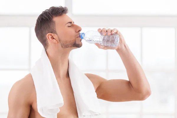 Drinking water after workout. — Stock Photo, Image