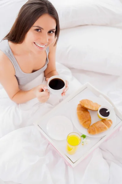 Frukost på sängen. — Stockfoto