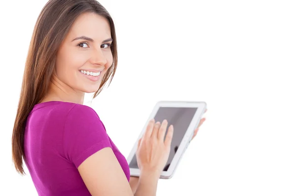 Giovane donna che utilizza tablet digitale — Foto Stock