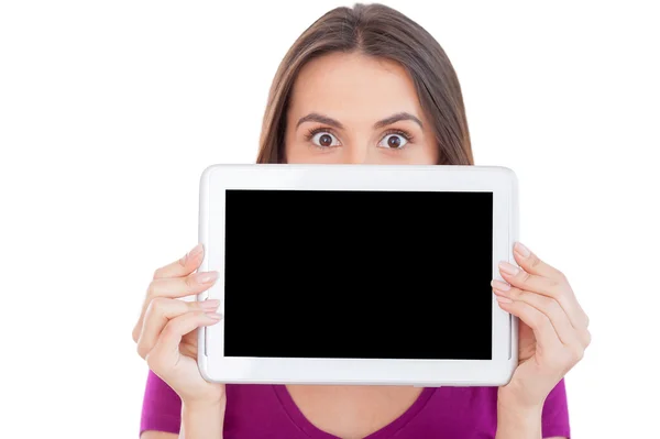 Verrast jonge vrouw kijken uit de digitale tablet — Stockfoto