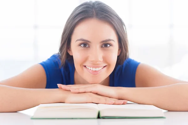 Mujer joven inclinada — Foto de Stock