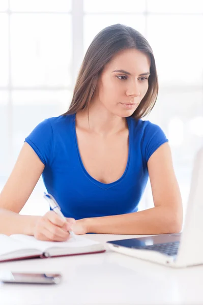 Woman writing something at her note pad — Stock Photo, Image