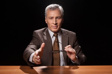 adam elini sallayarak için germe resmi kıyafeti