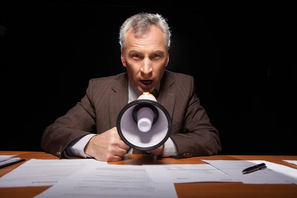 Homem gritando ao megafone — Fotografia de Stock