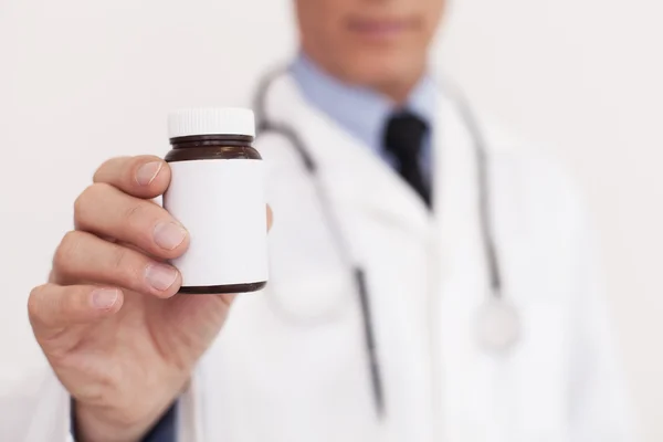 Arts strekken een fles geneeskunde — Stockfoto