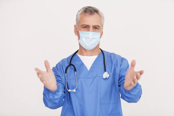 Doctor in de chirurgische masker — Stockfoto