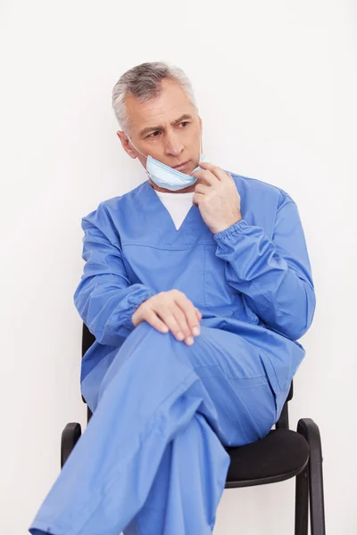 Doctor taking off his surgical mask — Stock Photo, Image