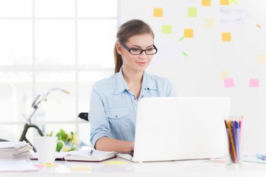 Dizüstü bilgisayarda çalışan kadın