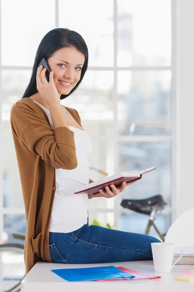 Obchodnice mluví po telefonu — Stock fotografie