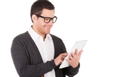 Dijital tablet üzerinde çalışan.