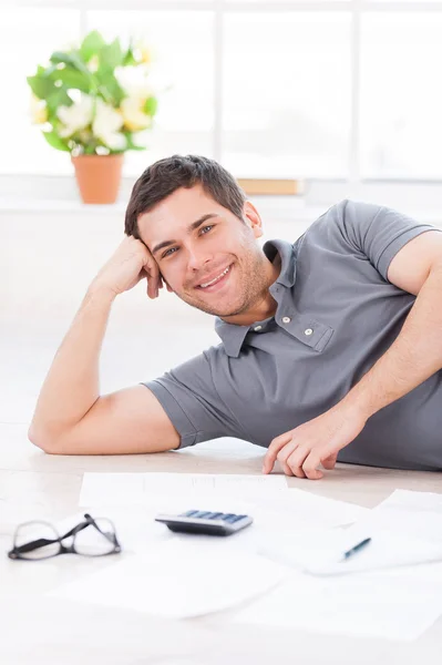 Iman lying on the floor with calculator and documents — Stock Photo, Image