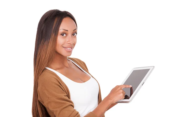 Femme africaine tenant une tablette numérique — Photo