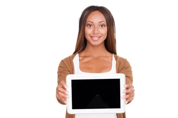 Afričanka zobrazeno digitální tablet — Stock fotografie