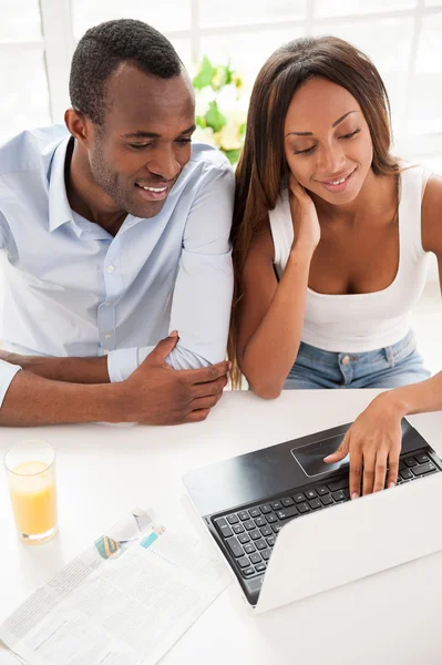 Surfing web together. — Stock Photo, Image