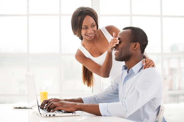 African woman covering her boyfriend eyes — Stock Photo, Image