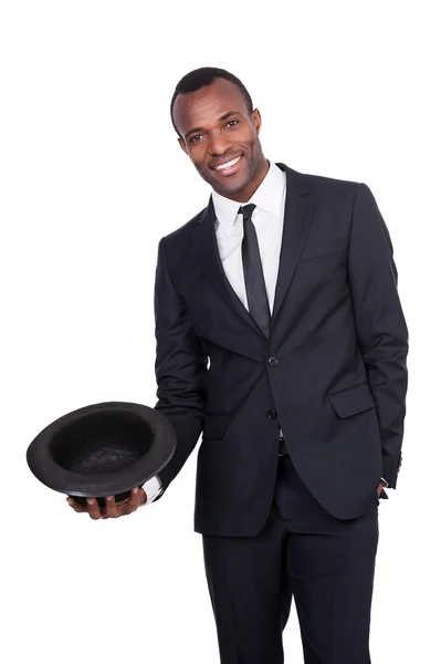 Joven africano sosteniendo un sombrero — Foto de Stock