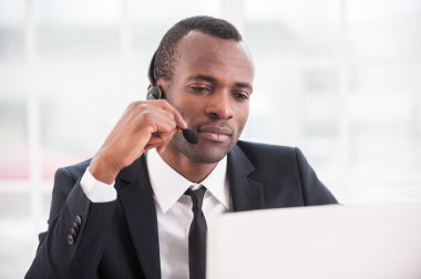 Afrikalı adamın laptop arıyorum