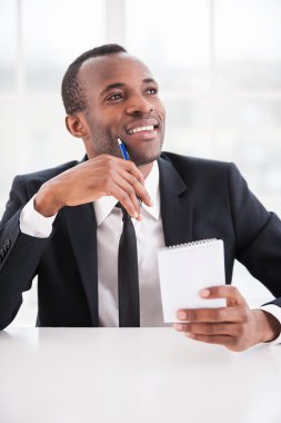 Afrikalı adamın bir not defteri tutan