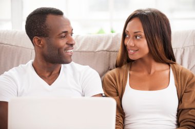 Afrikalı çift birlikte laptop kullanma