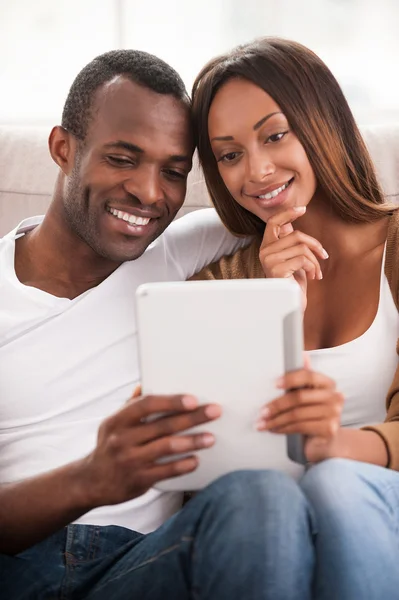 Couple africain utilisant une tablette numérique — Photo