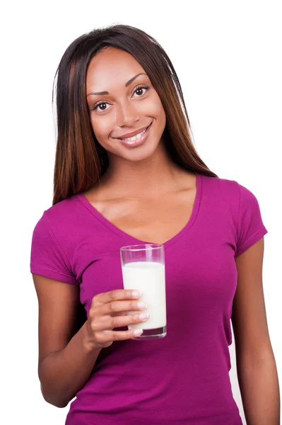 Afrikanerin hält ein Glas Milch in der Hand — Stockfoto