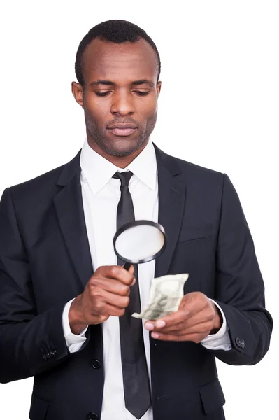 Hombre africano mirando a través de una lupa — Foto de Stock