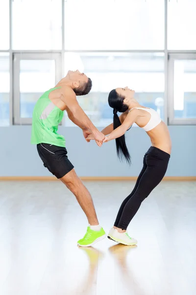 Couple fitness formant un cœur — Photo