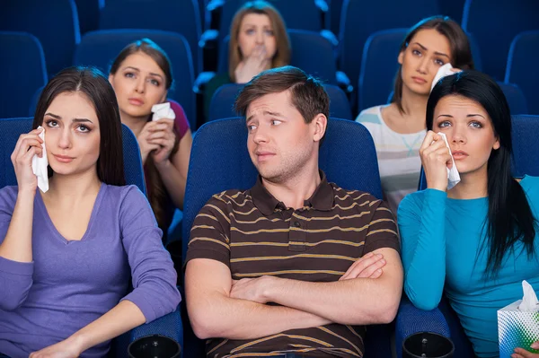 Uomo seduto insieme con le donne che piangono al cinema — Foto Stock