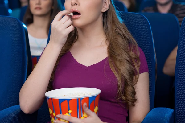 Jedzenie popcornu w kinie. — Zdjęcie stockowe