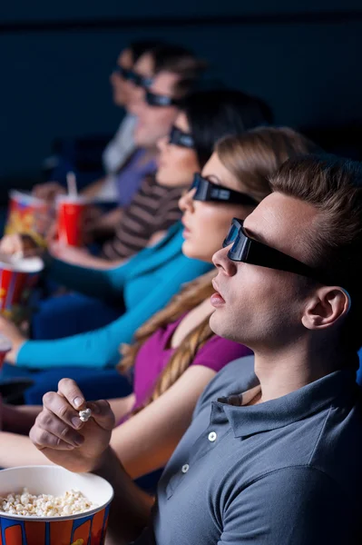 Ludzie oglądania trójwymiarowego filmu. — Zdjęcie stockowe