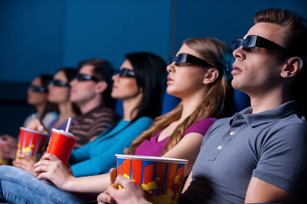 Gente disfrutando de la película tridimensional . —  Fotos de Stock