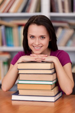 kız öğrenci holding kitaplar