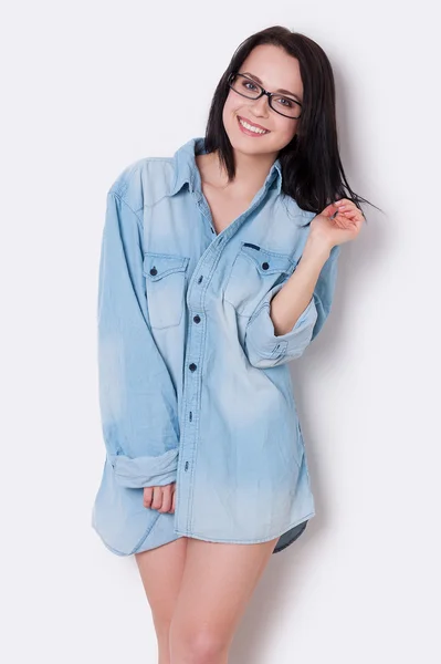 Mulher de óculos e camisa azul — Fotografia de Stock