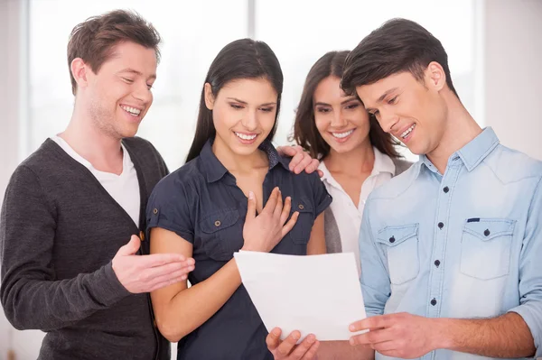Group of cheerful young people standing close to each other and smiling — Stock Photo, Image