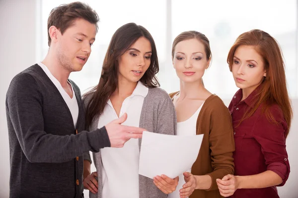 Gruppe von Menschen diskutiert Dokument — Stockfoto