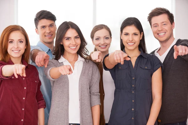 Gruppe von Menschen, die dicht beieinander stehen und dir zeigen, — Stockfoto