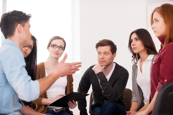 Un uomo che racconta qualcosa per un gruppo di persone — Foto Stock