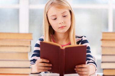 küçük kız yaslanmış